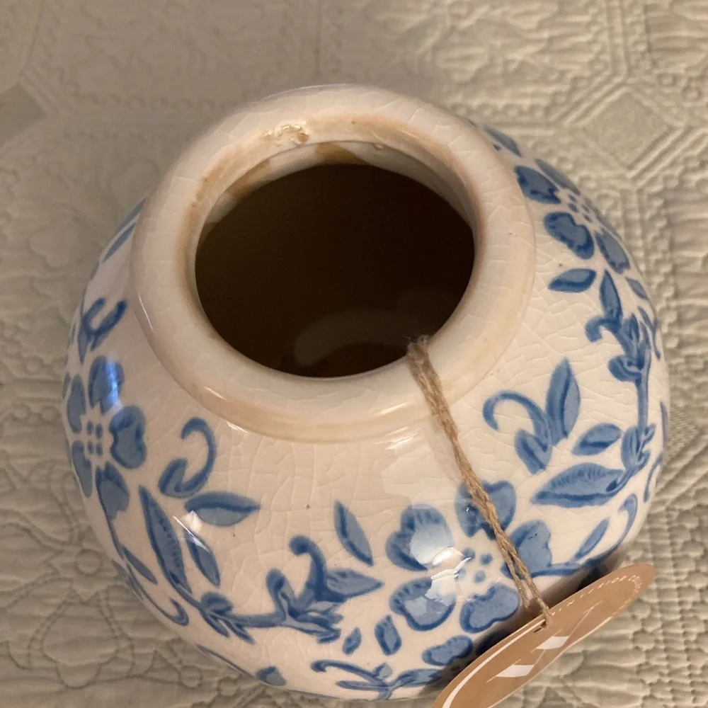 Beautiful Porcelain Blue/White Vase Floral Pattern JT Rose